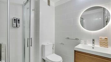 Bruser, hårtørrer, håndklæder