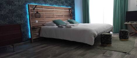 Bureau, fer et planche Ă repasser, Wi-Fi gratuit, draps fournis