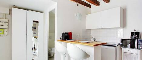 ثلاجة، ميكروويف، موقد طهي مسطح، ماكينة لصنع القهوة/الشاي