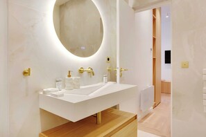 Dusj, hårføner, håndklær og sjampo