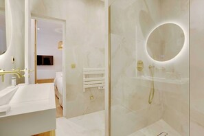 Douche, sĂšche-cheveux, serviettes fournies, shampoing