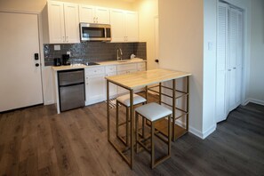 Luxury Studio | Private kitchen - Diamond Suites Philadelphia Center (Philadelphia)