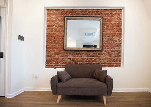 經典開放式客房, 1 張標準雙人床, 非吸煙房 | 起居區 | 40-吋智慧型電視，提供有線頻道