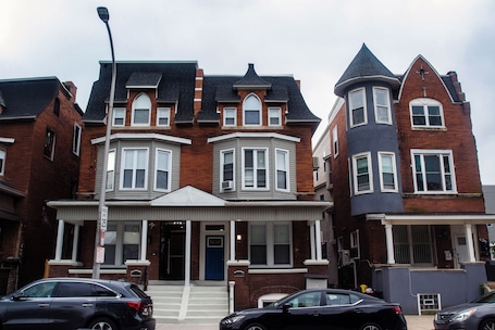 Front of property. Diamond Suites Philadelphia Center