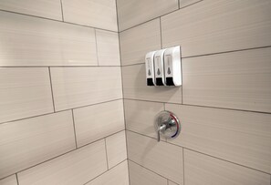 Classic Studio, 1 Double Bed, Non Smoking | Bathroom | Shower, rainfall showerhead, free toiletries, hair dryer - Diamond Suites Philadelphia Center (Philadelphia)