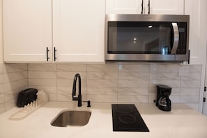 Estudio clásico, 1 cama matrimonial, para no fumadores | Cocina privada | Microondas, parrilla de estufa, lavavajillas y cafetera y tetera 