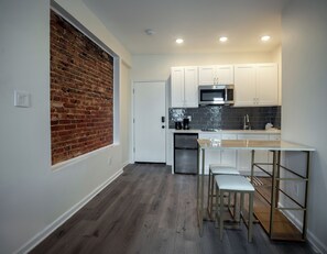 Studio Luxe | Cuisine privée | Micro-ondes, plaque de cuisson, lave-vaisselle, cafetière/bouilloire