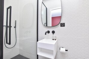 Haartrockner, Handtücher, Shampoo