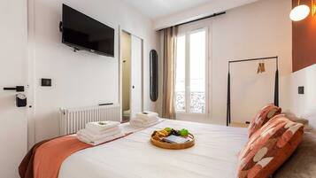 Een strijkplank/strijkijzer, wifi, beddengoed