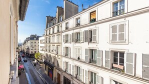 A narrow street with white buildings, shutters, and balconies. - Charming private room in Pigalle (Paris)