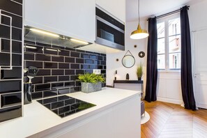 Fridge, microwave, stovetop, dishwasher