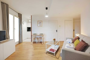 Smart TV, offices - Bright, modern studio for 2P - La Défense (Courbevoie)