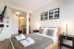 Een bureau, een strijkplank/strijkijzer, gratis wifi, beddengoed