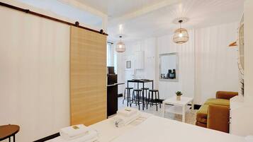 Fer et planche Ă repasser, accĂšs Internet, draps fournis