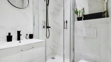 Ducha, secador de pelo y toallas