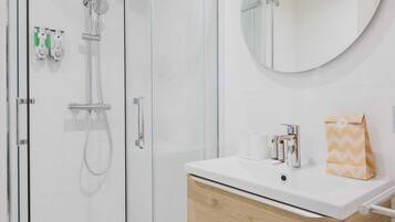 Dutxa, assecador de cabells, tovalloles i xampú