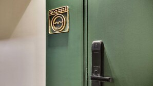 A green door with a keyhole and a lock. - Modern "Green Suites" residence - Meudon/Vélizy (Meudon)