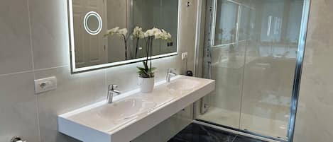 Suite Queen Deluxe | Bathroom | Shower, hair dryer, slippers, towels