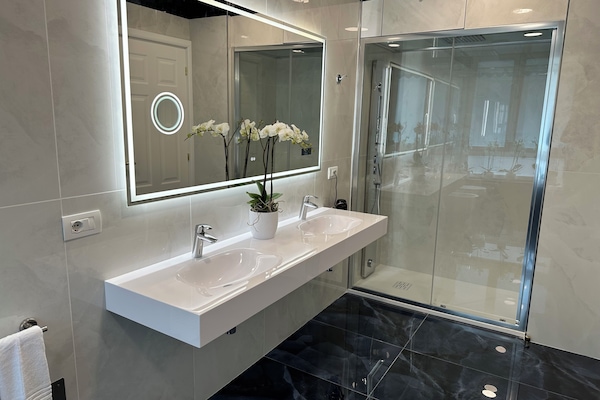 Suite Queen Deluxe | Phòng tắm | Buồng tắm vòi sen, máy sấy tóc, dép đi trong nhà, khăn tắm