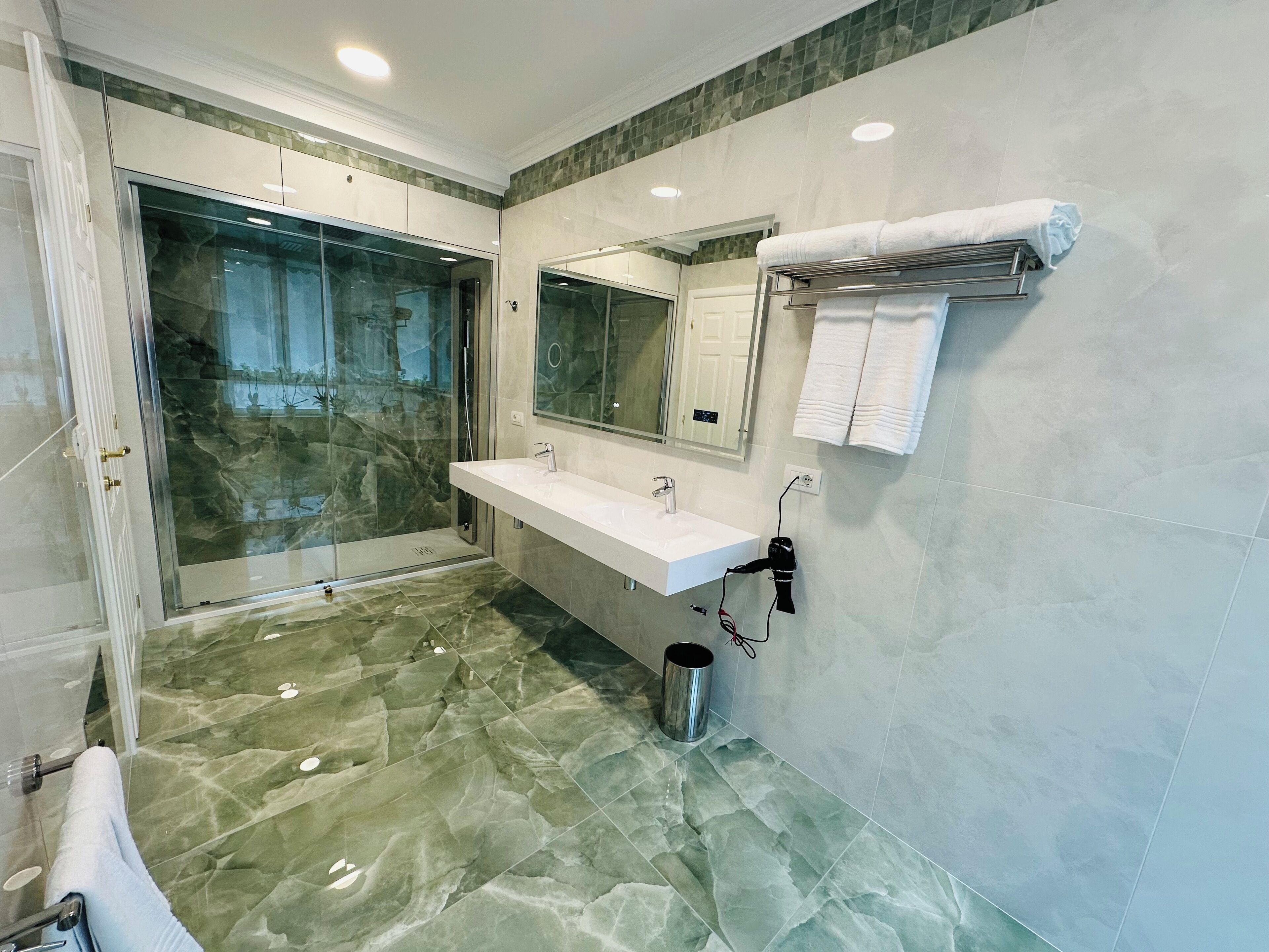 Deluxe suite | Badkamer | Een douche, een haardroger, pantoffels, handdoeken