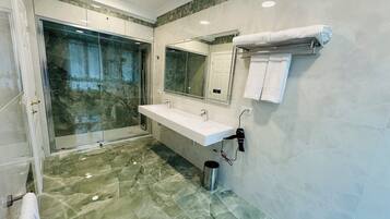 Deluxe-Suite | Badezimmer | Dusche, Haartrockner, Hausschuhe, HandtĂŒcher