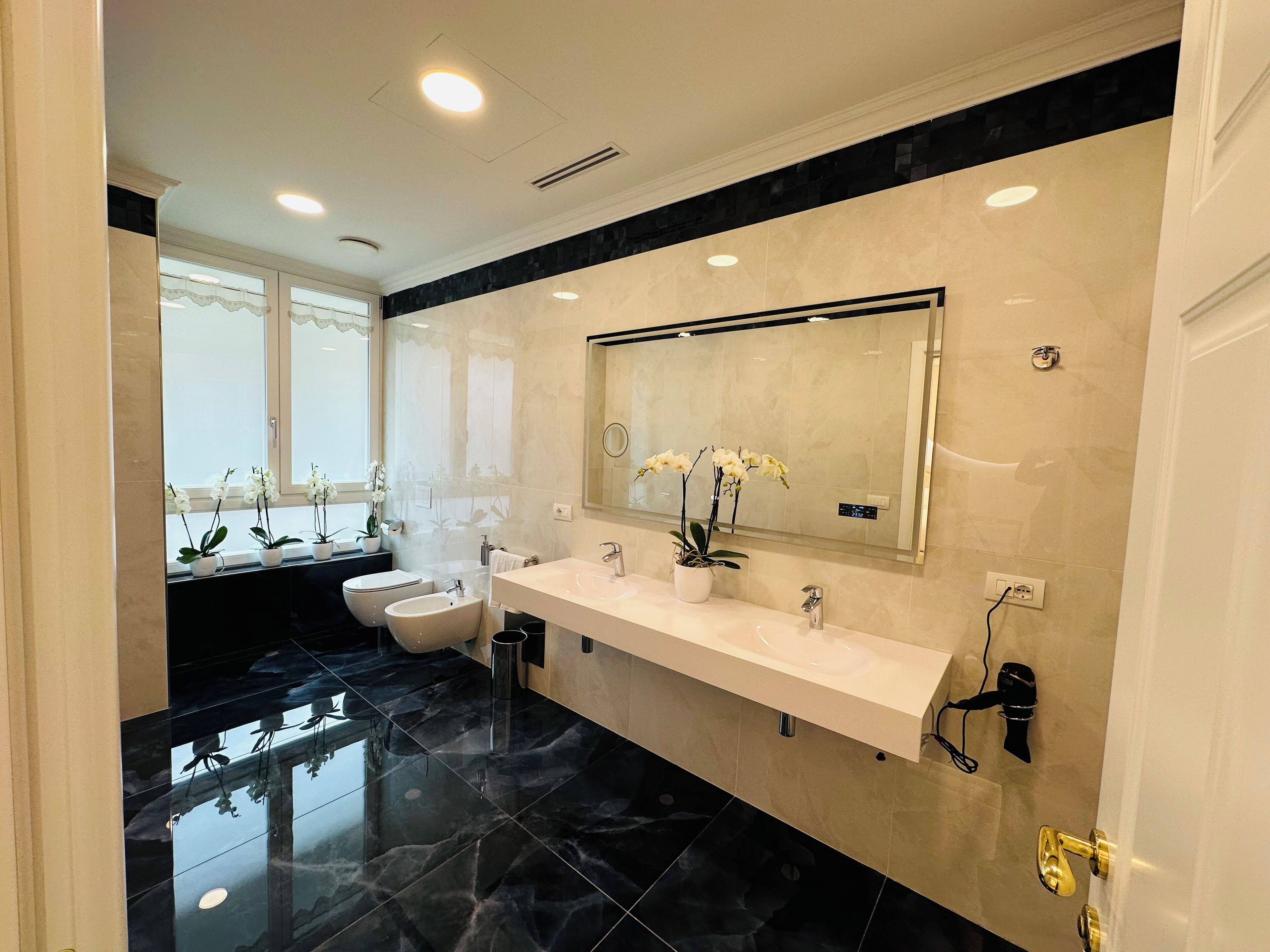 Suite Queen Deluxe | ห้องน้ำ | ฝักบัว, ไดร์เป่าผม, รองเท้าสวมภายในห้อง, ผ้าเช็ดตัว