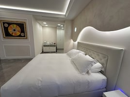 Deluxe Suite | 1 bedroom, desk, blackout drapes, soundproofing