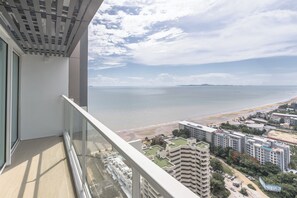 Family Condo, 2 Bedrooms | Balcony view - Veranda Condo Pattaya (Pattaya)