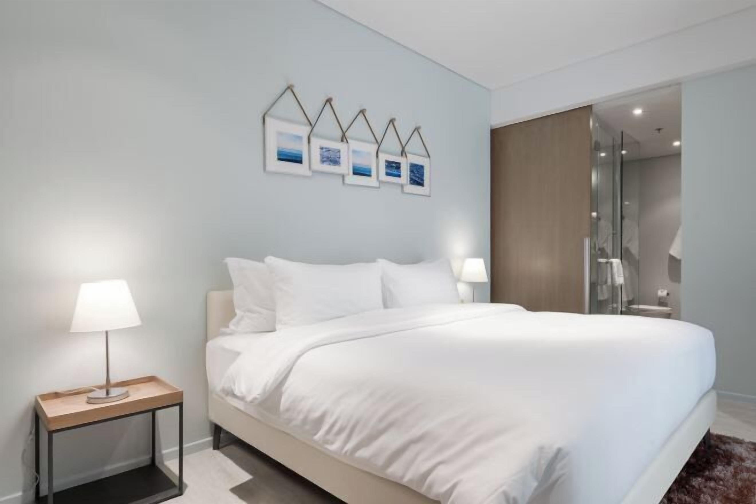 書桌、免費無線上網、床單