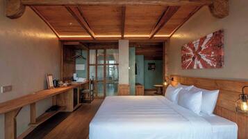 Hypo-allergenic bedding, minibar, in-room safe, individually furnished
