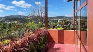 A balcony with a view of a cityscape and hills. - The Pink Boutique Hotel (Cam Ly - Da Lat)