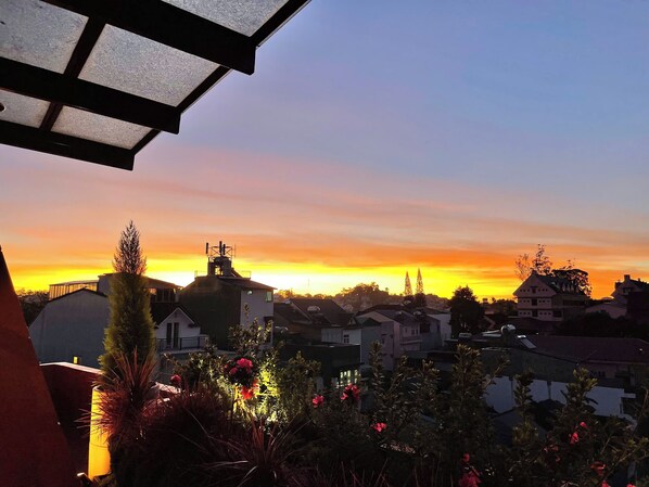 Ein Wohngebiet mit Häusern und einem klaren Himmel bei Sonnenuntergang.