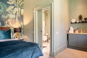 1 Schlafzimmer, Schreibtisch, Bügeleisen/Bügelbrett, Reisekinderbett