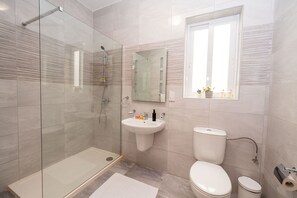 Douche, séchoir à cheveux, serviettes fournies