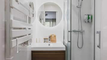 Shower, hair dryer, towels, shampoo