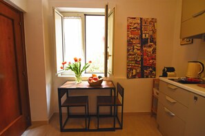 Deluxe Apartment, Kitchenette, City View | Private kitchen | Full-sized fridge, microwave, oven, stovetop - La Casa di Apollo (Naples)
