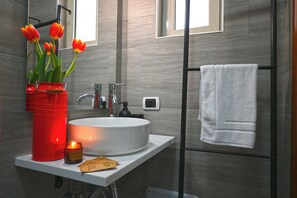 Leilighet – deluxe, tekjøkken, byutsikt | Bad | Dusj, hårføner, håndklær og såpe