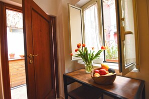 Deluxe Apartment, Kitchenette, City View | Private kitchen | Full-sized fridge, microwave, oven, stovetop - La Casa di Apollo (Naples)