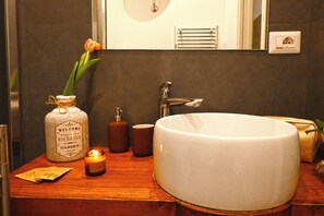 Luxury Apartment, Kitchenette | Bathroom | Shower, hair dryer, towels, soap - La Casa di Apollo (Naples)