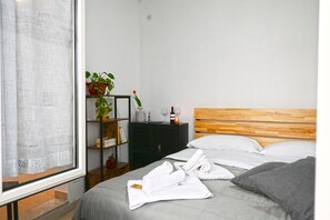 Appartamento Deluxe, angolo cottura, vista città | 1 camera, ferro/asse da stiro, Wi-Fi gratuito