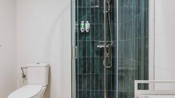 Douche, sèche-cheveux, serviettes fournies