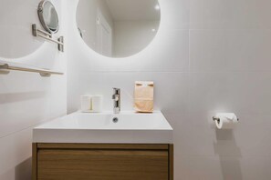 Suihku, hiustenkuivaaja, pyyhkeet