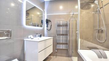 Douche, sèche-cheveux, serviettes fournies, shampoing