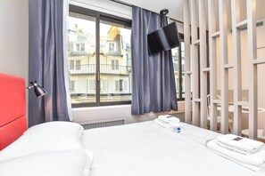 Bureau, fer et planche Ă repasser, Wi-Fi gratuit, draps fournis