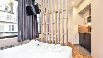 Bureau, fer et planche à repasser, Wi-Fi, draps fournis