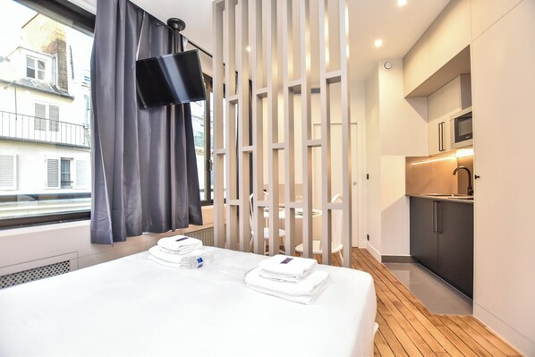 Skrivebord, strykejern/-brett, wi-fi (inkludert) og sengetøy