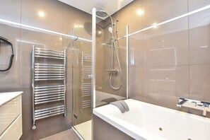 Shower, hair dryer, towels, shampoo - Magnificent studio - 2P - near the Palais Garnier (Paris)