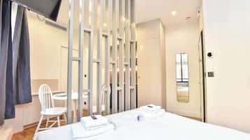 Bureau, fer et planche à repasser, Wi-Fi, draps fournis