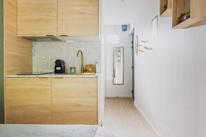 Shower, hair dryer, towels, shampoo
