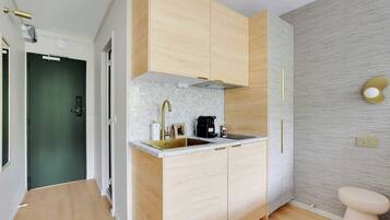 Shower, hair dryer, towels, shampoo